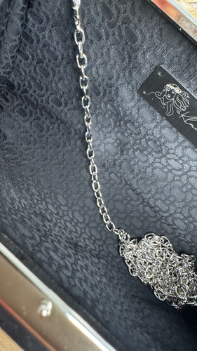 Elegante Clutch Tasche mit silbernem Muster – Abendtasche mit