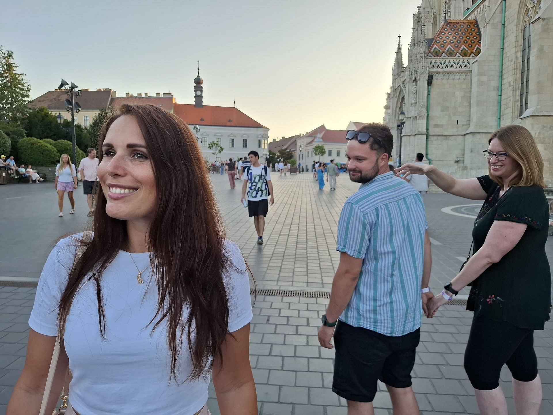 Mosolygó nő Budapest utcáján, 08.12. | A Love Story vitt mindent Budapesten, háttérben emberekkel.