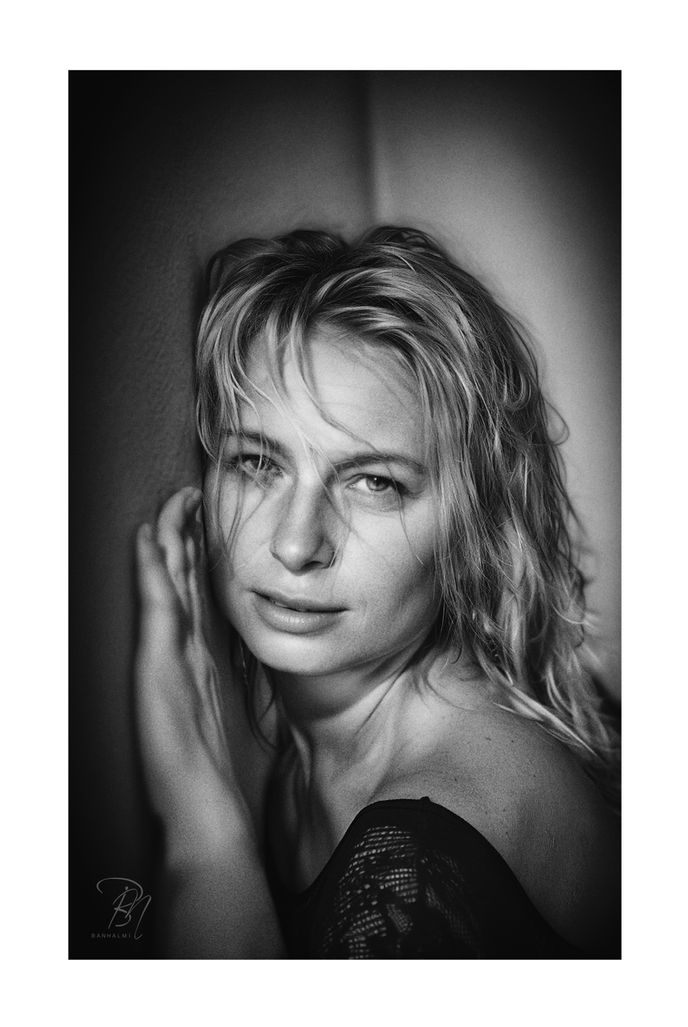 Portré fotó, szőke nő a sarokban, Bánhalmi Norbert fotókiállítás Bécs.