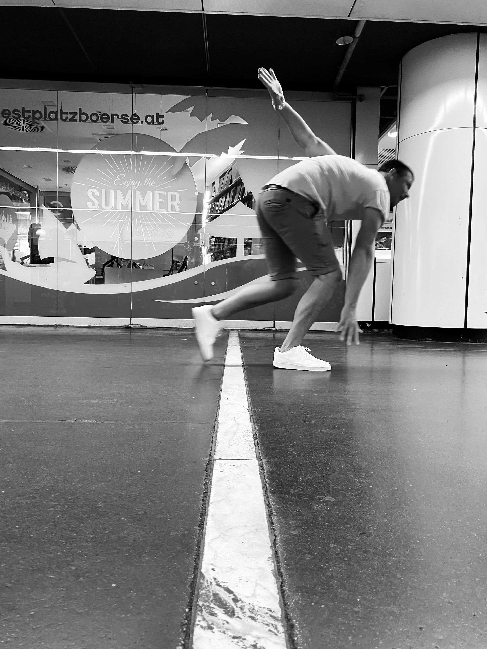 Férfi sportol a metróban, SUMMER felirat, 09.09 | A Döntő Pillanat Mestere.