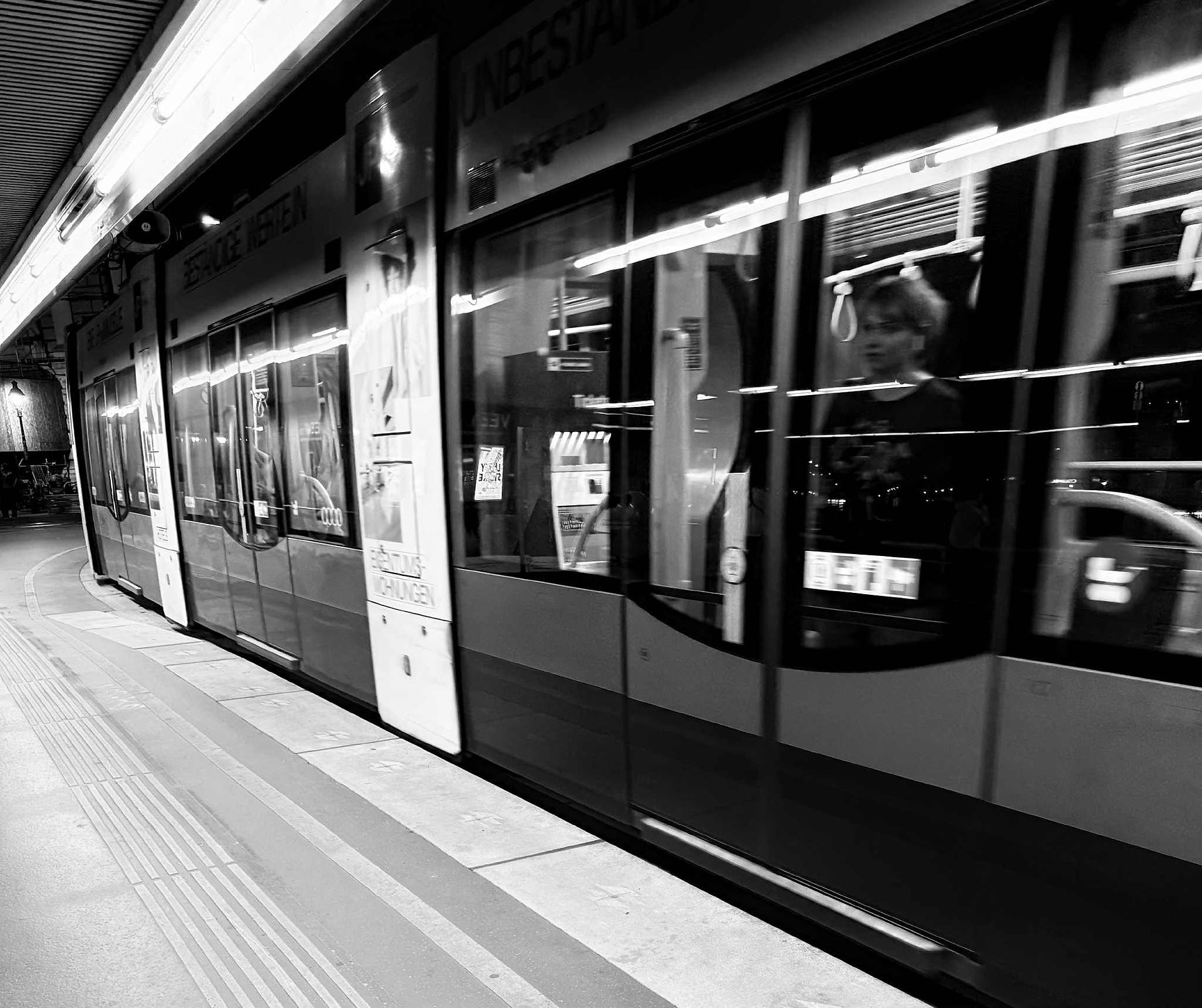 Mozgó villamos a megállóban, fekete-fehér. 09.09 | A Döntő Pillanat Mestere és a Metró aluljáróban.