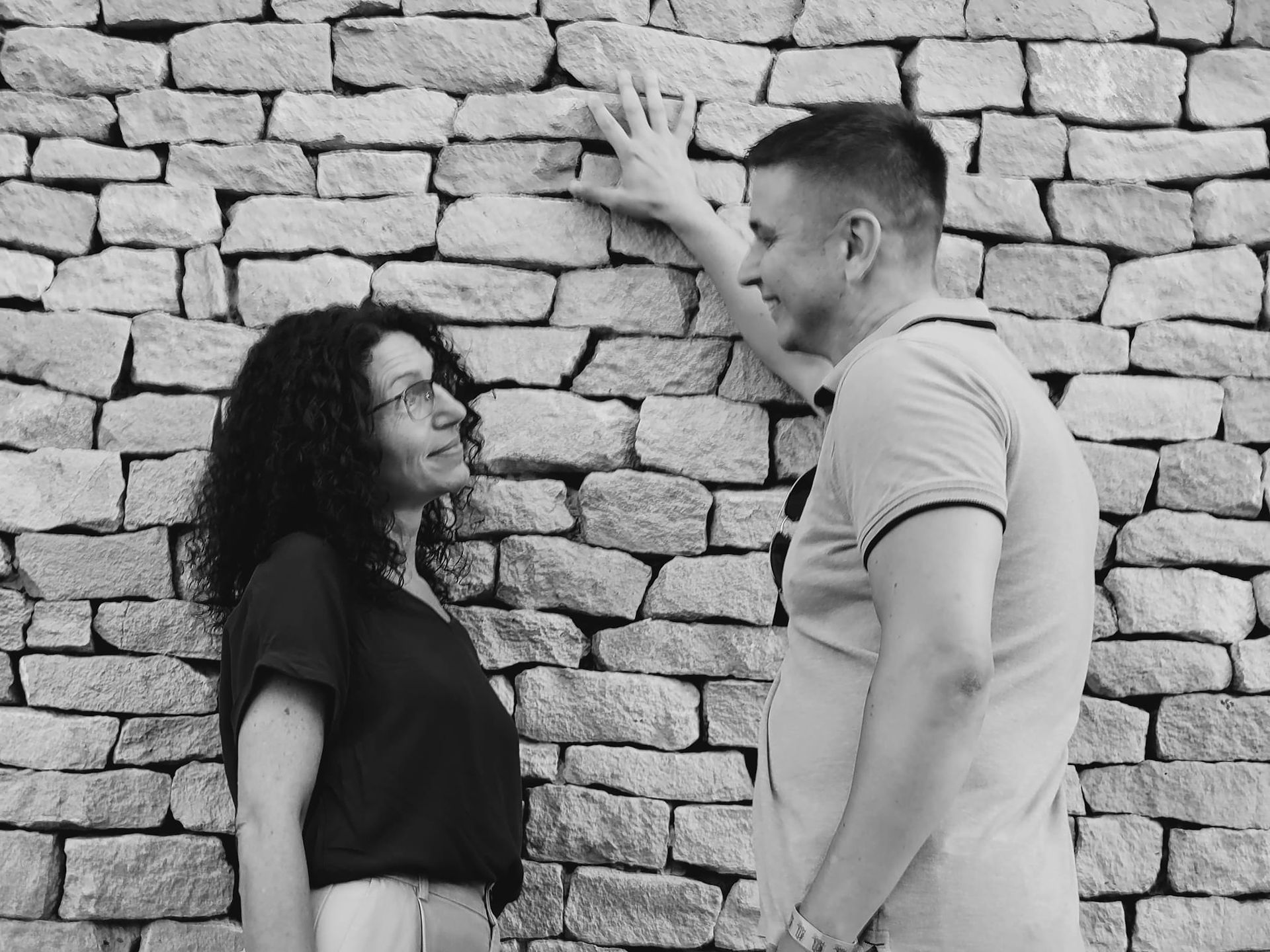 Pár a kőfalnál, egymásra nézve. 09.09 | A Döntő Pillanat Mestere.
