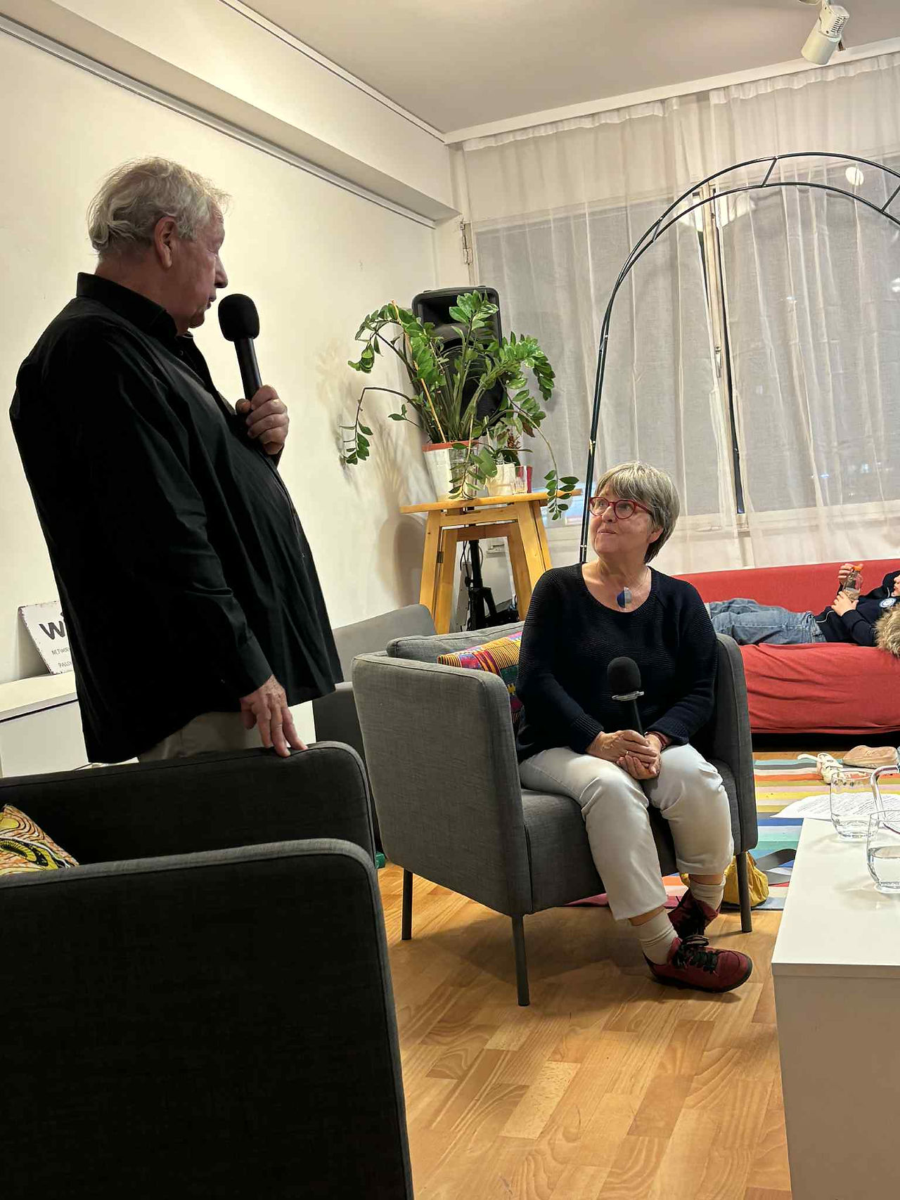 Vámos Miklós a Schwedenplatzon: Egy bőröndnyi könyv és történet | ÖUIS