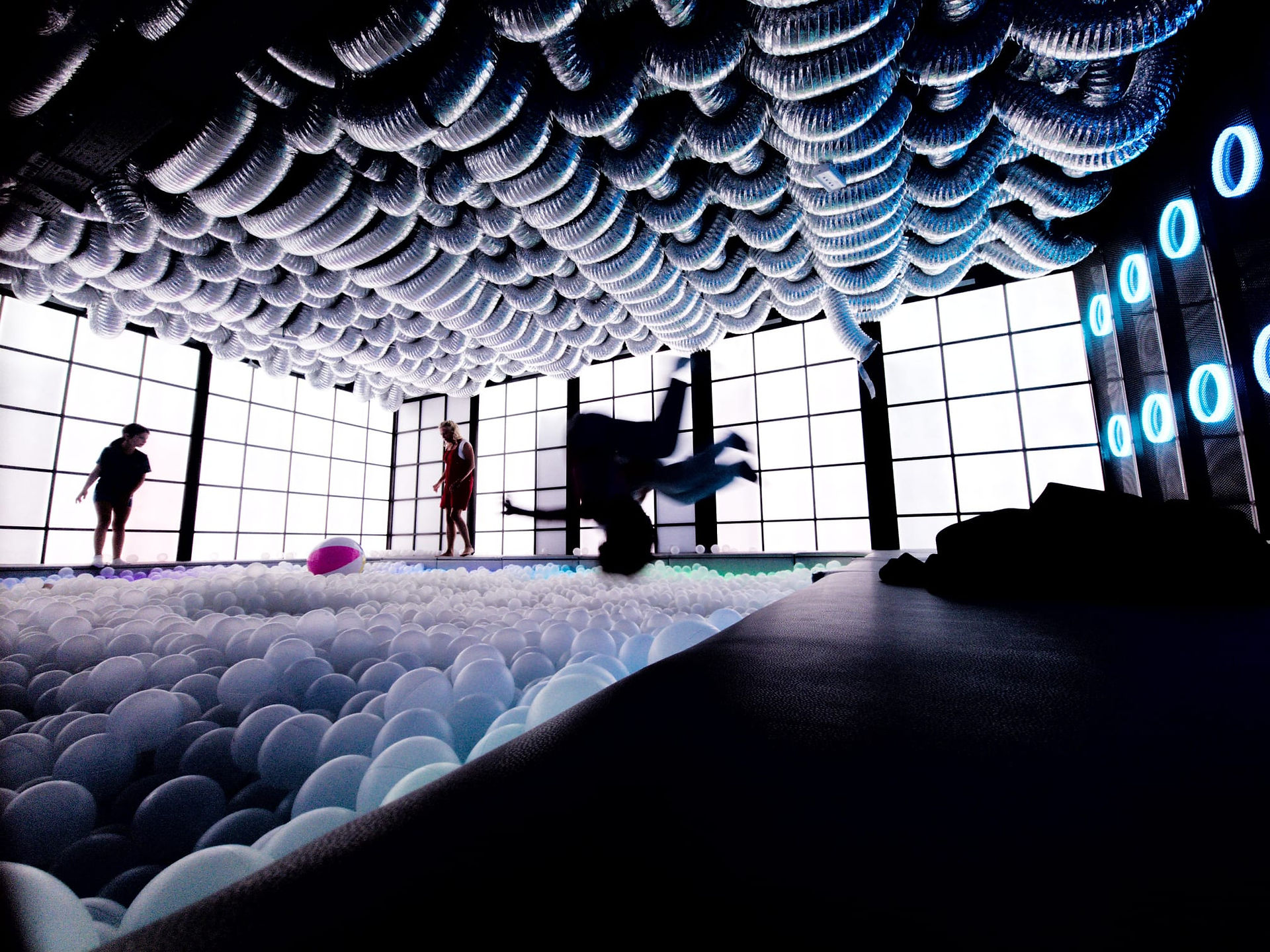 People in a white ball pit, 07.15. | Ismerkedős fotózós est az IKONO Viennában