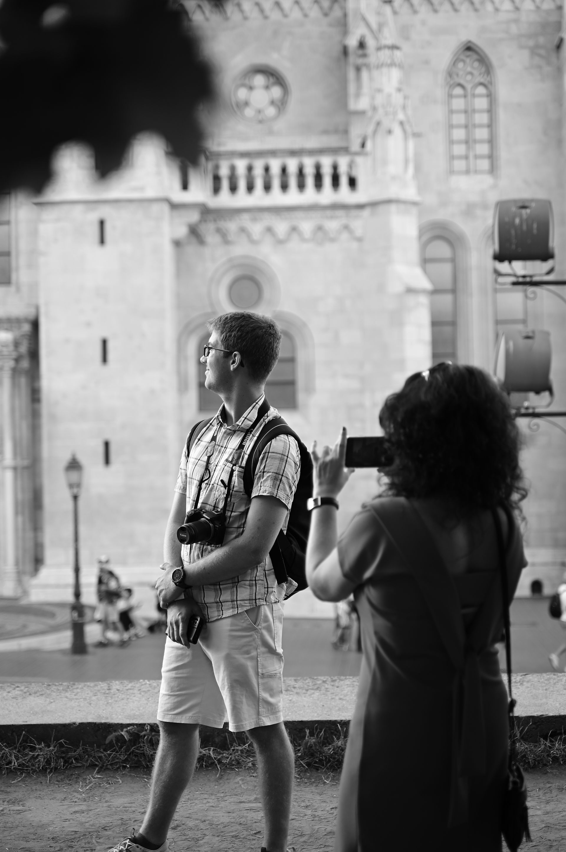 Turista a fényképezőgépével a budapesti épületet fotózza. 08.12. | A Love Story vitt mindent Budapesten.