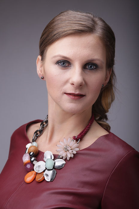 Nő portréja, gyönyörű nyaklánccal, elegáns ruhában • HeadShot / Portré Üzleti portré és headshot fotózás Budapest és Bécs