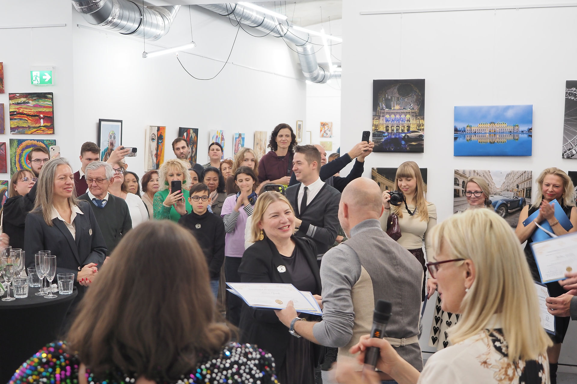 Az 1 éves évfordulóját ünneplő Bécsi Magyar Iskola Fotóklub Útja a VIPACH-ig, smiling crowd, art gallery.
