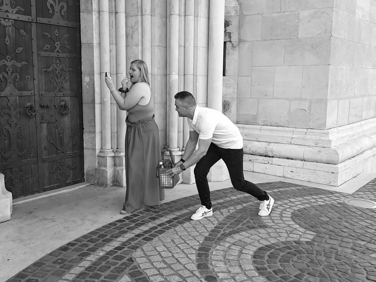 Nő a telefonnal, férfi a gyűrűvel Budapesten. 08.12. | A Love Story vitt mindent Budapesten