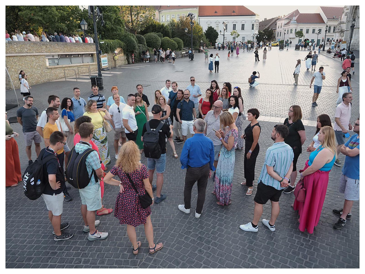 Turisták csoportja a téren, beszélgetés. 09.09 | A Döntő Pillanat Mestere és a Metró aluljáróban Lubickoló Hajzuhatag