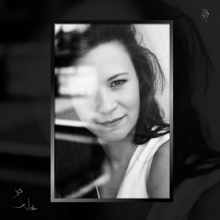 Mosolygó nő portréja, Én a Nő , Bécs 2024. Bánhalmi Norbert fotókiállítás Bécs. 