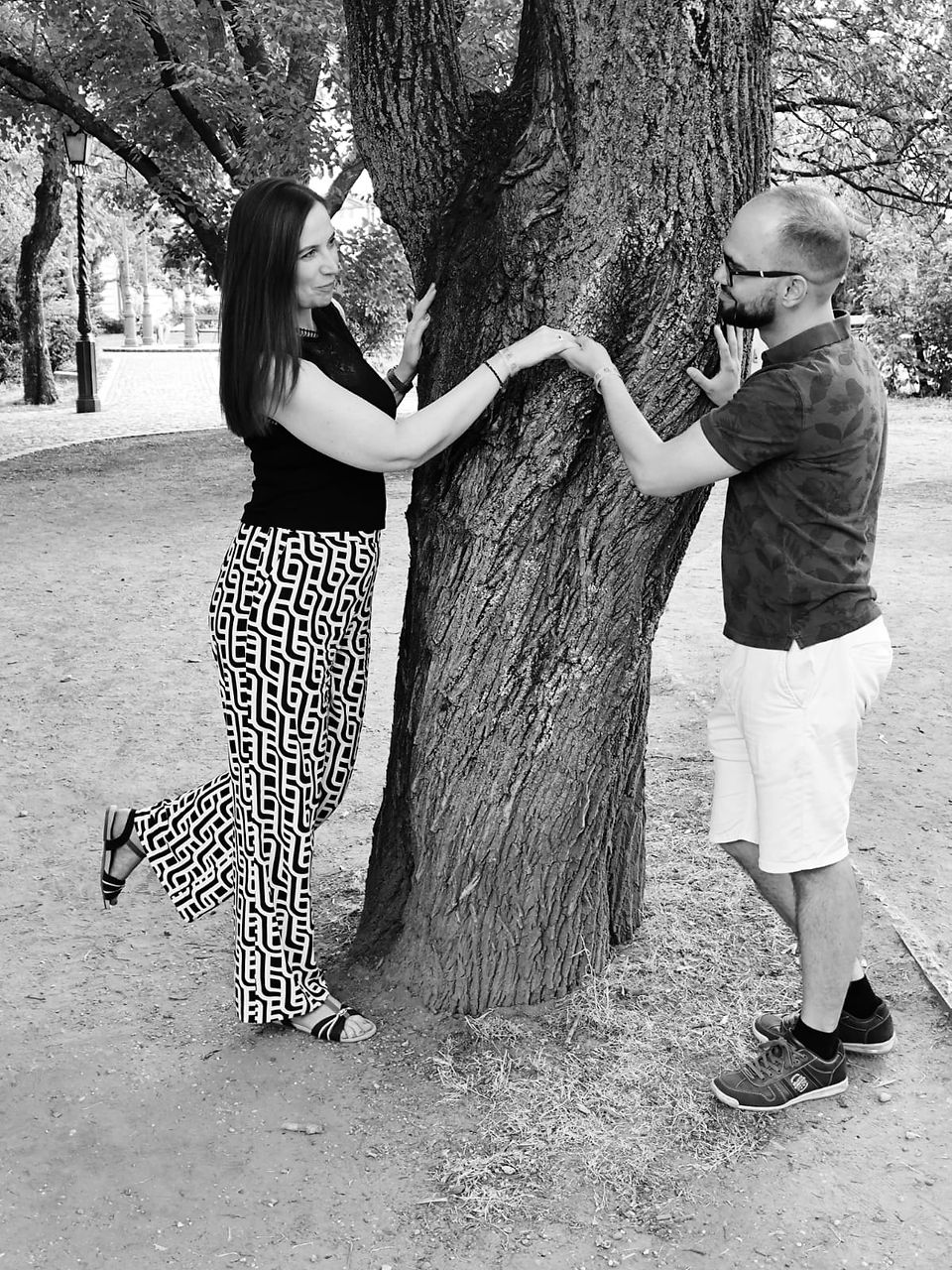 Pár tartja kezét nagy fa mellett. 08.12. | A Love Story vitt mindent Budapesten