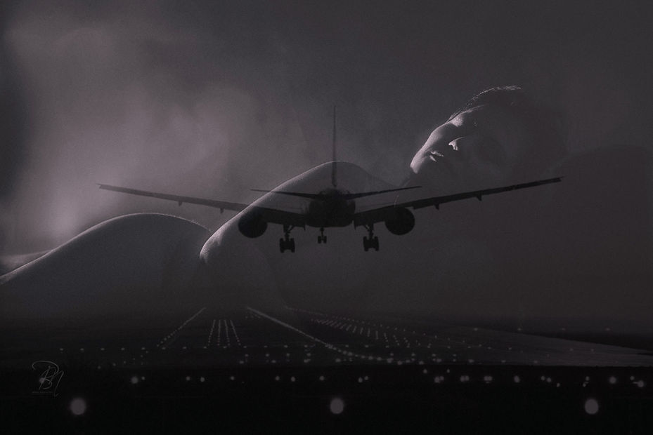 Repülőgép ereszkedik le a kifutópályára egy sötét, ködös tájon.