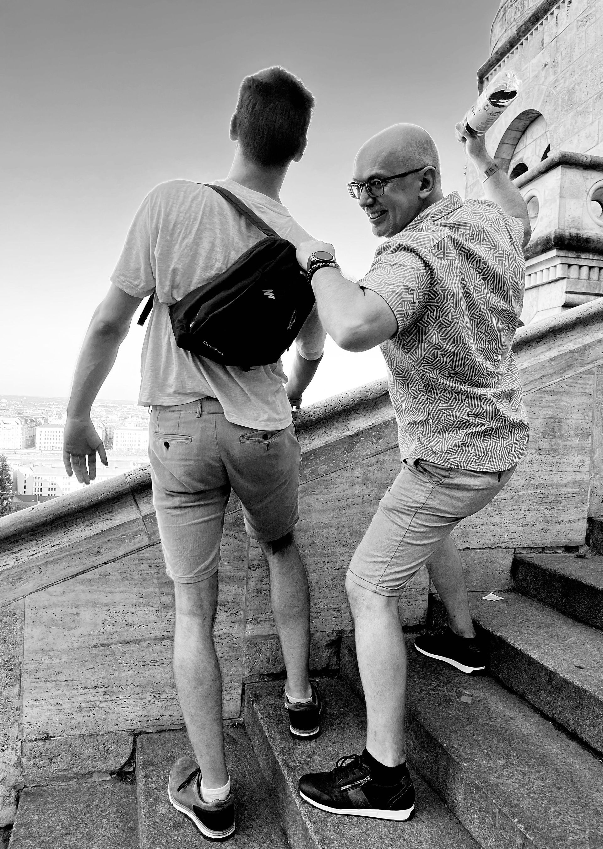 Két férfi a lépcsőn felmegy. 08.12. | A Love Story vitt mindent Budapesten. Felfelé sétálnak