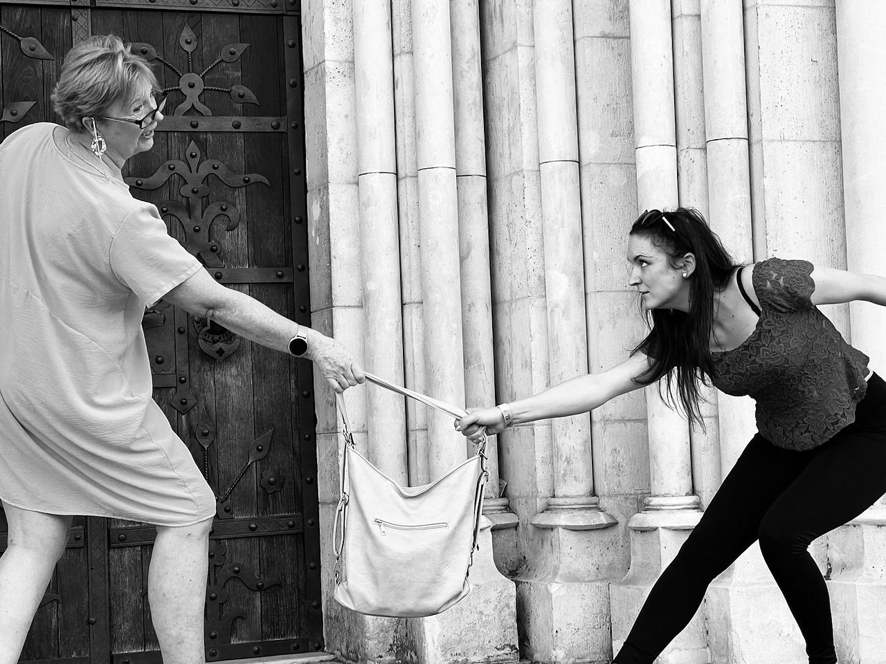 Két nő küzd a táskáért, A Love Story Budapesten 08.12. | A Love Story vitt mindent.