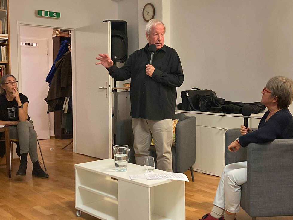 Vámos Miklós a Schwedenplatzon: Egy bőröndnyi könyv és történet | ÖUIS