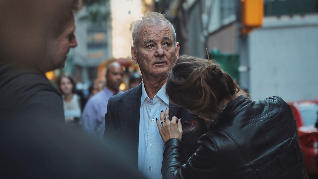Bill Murray – Üzleti lifestyle portré Manhattanben Leírás: Egy spontán üzleti lifestyle portré Bill Murray-ről New York utcáin. A felvétel a dokumentarista stílust ötvözi a klasszikus portréfotózás eleganciájával. A kép egy őszinte, beállítatlan pillanatot örökít meg az előkészületek közben, ahogy a színész öltözékét igazítják, tökéletesen visszaadva a nagyvárosi, professzionális környezet dinamikáját. Fényképezte: Bánhalmi Norbert Kategória: Portréfotózás / Lifestyle