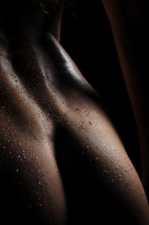 Woman's wet back detail, droplets of water glistening, dark background • GLAMOUR / ARTISTIC NUDE