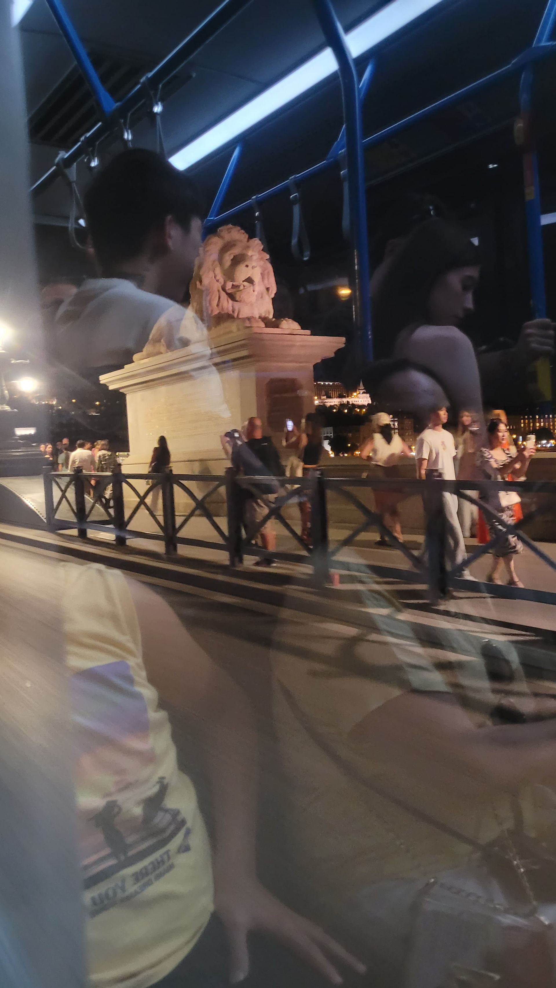 Budapest bridge with night crowds and reflections. 08.12. | A Love Story vitt mindent Budapesten