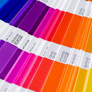 Pantone vs. CMYK: Desvendando as Cores no Design de Marcas