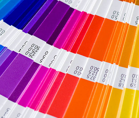 Pantone vs. CMYK: Desvendando as Cores no Design de Marcas