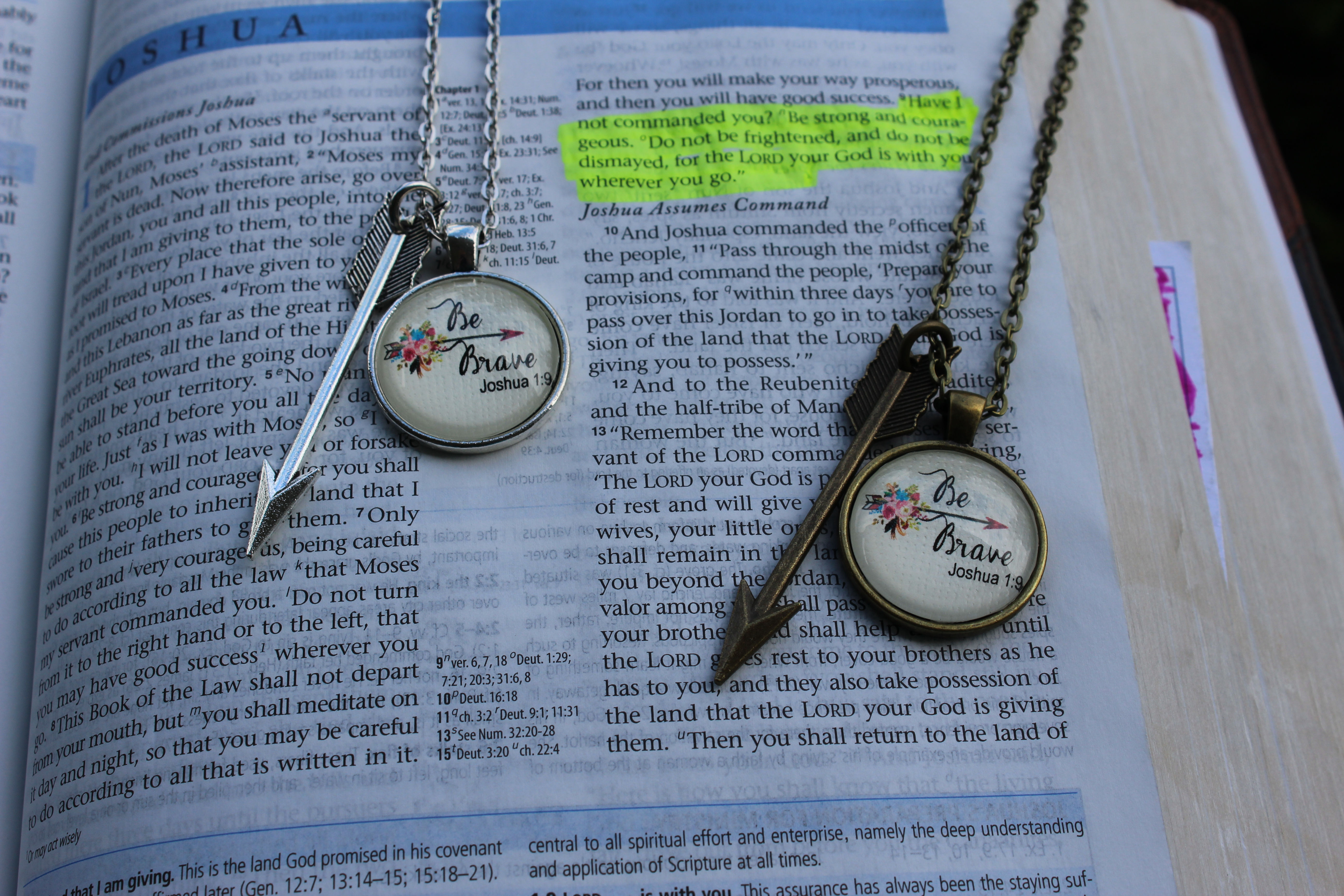 Be Brave Joshua 1:9 circle pendant necklace with arrow