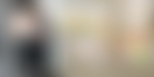 Jakob als Coach vor einer Vielzahl von Flipcharts und Post-its.  Prozess-Workshop zur Erarbeitung eines gemeinsamen Bildes, der Identifikation von Stolpersteinen und Quick Wins. 