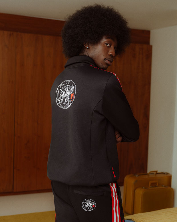 H23984_AJAX_ORIGINALS_SS23_MODEL_IN4718_IN4719_IMAGE_1_4x5.jpg
