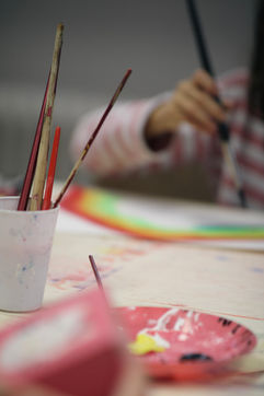 Pinsel im Atelier Kopfsalat bunte Farben
