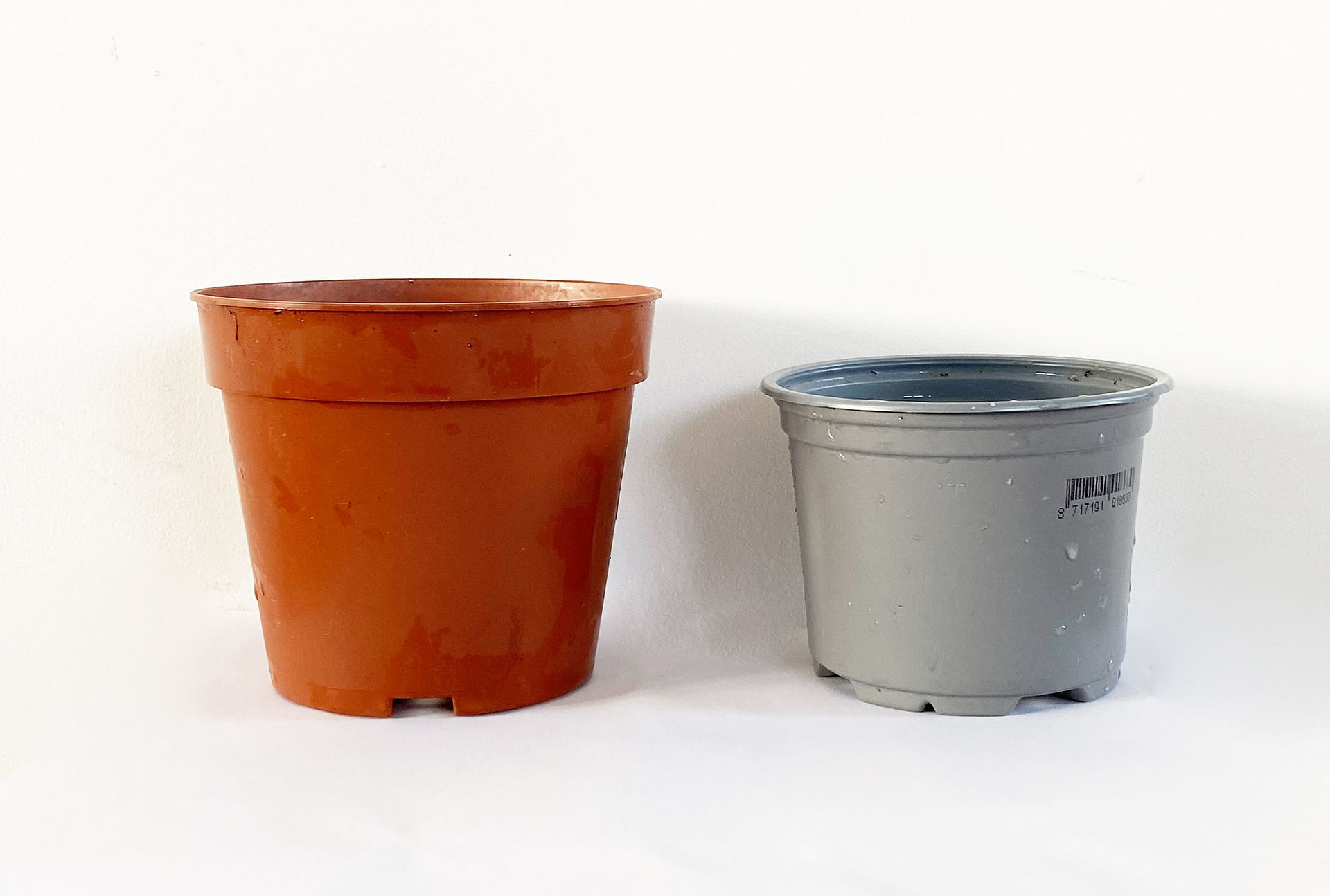 Large plant pot and small pot next to each other showing height difference.