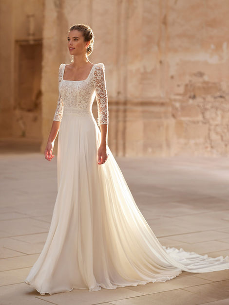 Robe de mariée fluide à manches longues en dentelle, silhouette élégante inOUI