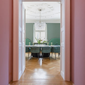 The LOVEMARK Public Relations office is centrally located in the exclusive Munich district of Bogenhausen, just a few steps away from the famous Feinkost Käfer delicatessen. The location combines urban elegance with a tranquil atmosphere, providing the perfect environment for creative work and inspiring communication.
Our company headquarters are located in a stylish old building, which creates a special atmosphere with its high ceilings, original stucco elements and large windows. The light-flooded rooms reflect our philosophy: combining classic values with modern thinking.