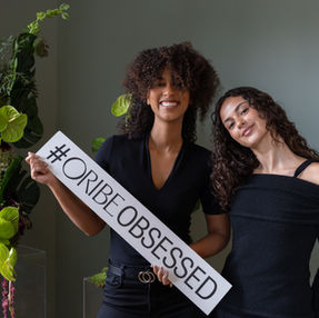 On March 3, Lovemark PR had the pleasure of organizing a press lunch celebrating the launch of the Eternal Curls Collection by Oribe. The event was dedicated to celebrating and embracing curls—highlighting their beauty, versatility, and the importance of the right care and styling.
During an inspiring live demonstration, Global Artist Jesús Rodriguez showcased how to use the new collection and shared expert tips on defining, styling, and caring for curls. It was a wonderful opportunity for guests to experience the products up close and learn more about the philosophy behind the line.
A special thank you to Nuanz Dining for the exceptional culinary experience and to Stefanie Schäfer for the beautiful floral arrangements that perfectly complemented the atmosphere of the event.