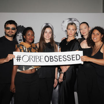Für den Launch des neuen Oribe Hair Alchemy Bond Building Elixir konzipierte und realisierte LOVEMARK ein exklusives Dinner über den Dächern von München. Im Mittelpunkt des gesamten Erlebnisses stand die Leitidee der Kampagne: Stärke von innen heraus.
Zu den Gästen zählten Talents, Vertreterinnen und Vertreter der Lifestyle- und Fachmedien sowie wichtige Retailpartner aus Deutschland, Österreich, der Schweiz, Tschechien und Polen.
LOVEMARK verantwortete die gesamte Konzeption und Umsetzung – vom Look & Feel, dem Setting und der Cateringplanung über das Einladungs- und Gästemanagement bis hin zur Reiseorganisation und Styling-Slots. Die Farbwelt der Kampagne, ein modernes Menü und individuell gravierte Hanteln übersetzten die Produktbotschaft bis ins kleinste Detail.
Am folgenden Morgen wurde das Thema Stärke mit einer gemeinsamen Pilates-Session für die angereisten Gäste fortgeführt. So entstand ein ganzheitliches Launch-Erlebnis, das Produktinnovation, Storytelling und persönlichen Austausch miteinander verband.