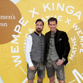 On Friday, September 26, 2025, designer Kinga Mathe and renowned jeweler Wempe hosted the first Gentlemen’s Wiesn. This special collaboration brings together two luminaries in their respective fields: Kinga Mathe, known for her exclusive traditional fashion with a modern twist, and Wempe, the epitome of fine watchmaking and exquisite jewelry from German manufacturers.
The event kicked off with a stylish get-together at the Wempe store, which provided the perfect setting for networking and getting in the mood before heading to the Käfer tent for a visit to the Wiesn.
Numerous guests gathered in the authentic Oktoberfest atmosphere, including well-known personalities such as actors Clemens Schick and Klaus Steinbacher (Oktoberfest 1900), GNTM winner 2025 Moritz Rüdiger and many more