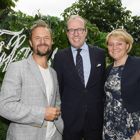 Mit einer kuratierten High Jewelry-Kollektion und zahlreichen Gästen aus Kultur, Wirtschaft und Politik feierte Tiffany & Co. Ende Juli die Salzburger Festspiele 2022. In Partnerschaft mit Claudia Gugger-Bessinger, Unternehmerin und Initiatorin der „Passauer Runde“, bat Sandra Mohsni, Vice President Tiffany & Co. Northern Europe, rund 70 exklusive Gäste zu einem Breakfast at Tiffany in das Hotel Sacher.
Zu den namhaften Persönlichkeiten zählten unter anderem Babette Albrecht, Prof. Dr. Augustinus Bader, Prof. Dr. Marion Kiechle, Direktorin Agnes Husslein, Luise Kinseher, Serge Dorny, Anita Müller und Marianne Wille. Mit Anita Rachvelishvili, Piotr Beczala und Erwin Schrott war zudem die Star-Besetzung von Giuseppe Verdis AIDA vor Ort. Höhepunkte der kuratierten Schmuckkollektion, die in Salzburg präsentiert wurde, waren neben einzigartigen Diamantkreationen und Design-Ikonen wie den Bone Cuff von Elsa Peretti die legendären Meisterwerke des Jean Schlumberger.