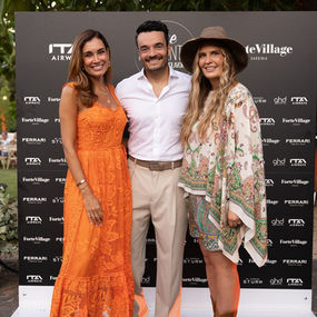 Vom 4. bis 6. Juli 2025 verwandelte Gastgeberin Nike Schröder das Forte Village Resort auf Sardinien in den Schauplatz eines exklusiven Lifestyle-Wochenendes. Rund 160 Gäste aus Entertainment, Wirtschaft, Presse, Social Media, Sport und Medizin reisten stilvoll an – mit einer eigens gecharterten Maschine von ITA Airways direkt ab München.
Zu den Highlights zählten der Auftritt von Giovanni Zarrella bei der „Notte Italiana“ sowie das 4-Hands-Galadinner von 3-Sterne-Koch Heinz Beck und Chang aus München.
Als Hauptpartner präsentierten sich neben ITA Airways auch Ferrari Trento und ghd. Unter den weiteren Sponsoren befanden sich u.a. Lanolips, Bärbel Drexel, OPI, Culti Milano, Yalea und Amatrius.
Zu den prominenten Gästen zählten u.a. Rúrik Gíslason, Nele Kiper, Manou Lubowski, Kinga Mathe, Lothar Matthäus, Selina Mour, Neda Peemüller, Luna Schweiger, Karen Webb, LYZA und Jana Ina Zarrella – ein Wochenende voller Stil, Genuss und mediterraner Leichtigkeit.