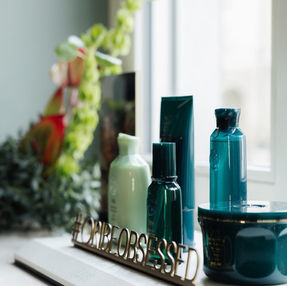 On March 3, Lovemark PR had the pleasure of organizing a press lunch celebrating the launch of the Eternal Curls Collection by Oribe. The event was dedicated to celebrating and embracing curls—highlighting their beauty, versatility, and the importance of the right care and styling.
During an inspiring live demonstration, Global Artist Jesús Rodriguez showcased how to use the new collection and shared expert tips on defining, styling, and caring for curls. It was a wonderful opportunity for guests to experience the products up close and learn more about the philosophy behind the line.
A special thank you to Nuanz Dining for the exceptional culinary experience and to Stefanie Schäfer for the beautiful floral arrangements that perfectly complemented the atmosphere of the event.