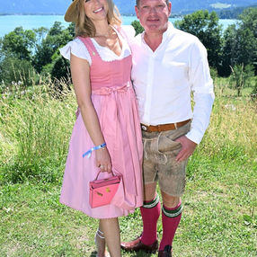 The legendary traditional costume event ‘Almauftrieb’ took place for the third time on Sunday 29 June 2025 as a summer edition at Gut Kaltenbrunn against the beautiful backdrop of Lake Tegernsee.
Guests accepted the invitation from Kinga Mathe and Philipp Greffenius to enjoy atmospheric music from house and court bands Sternthaler and Birkldobler and culinary highlights from Feinkost Käfer.
The guests celebrated in traditional costume in a summery atmosphere, including well-known names such as influencer Sandro Cap, married couple & restaurateurs Caterina and Peter Hubert, socialite Sylwia Klose, radio presenter & DJ Felix Moese, presenter Jenny Knäble, presenter Neda Peemüller, manager & influencer Ann-Katrin Schmitz, influencer Philip Schubert and influencer Farina Yari. Many of the guests were kitted out by Kinga Mathe with the latest collection for the event.