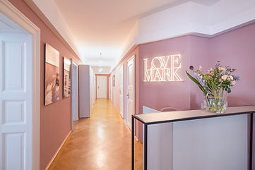 Divided into three spacious offices, each of which can accommodate up to six employees, the office offers plenty of space for concentrated work and joint brainstorming. The heart of our company is the large showroom, where our customers' collections, products and brands are presented – a place for meeting, inspiration and brand staging. At LOVEMARK, we attach particular importance to ensuring that our team feels comfortable and can flourish. An open-plan design, warm materials and individual work areas create a positive atmosphere that promotes creativity, team spirit and productivity in equal measure.