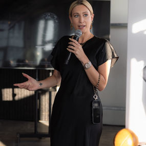 Für den Launch des neuen Oribe Hair Alchemy Bond Building Elixir konzipierte und realisierte LOVEMARK ein exklusives Dinner über den Dächern von München. Im Mittelpunkt des gesamten Erlebnisses stand die Leitidee der Kampagne: Stärke von innen heraus.
Zu den Gästen zählten Talents, Vertreterinnen und Vertreter der Lifestyle- und Fachmedien sowie wichtige Retailpartner aus Deutschland, Österreich, der Schweiz, Tschechien und Polen.
LOVEMARK verantwortete die gesamte Konzeption und Umsetzung – vom Look & Feel, dem Setting und der Cateringplanung über das Einladungs- und Gästemanagement bis hin zur Reiseorganisation und Styling-Slots. Die Farbwelt der Kampagne, ein modernes Menü und individuell gravierte Hanteln übersetzten die Produktbotschaft bis ins kleinste Detail.
Am folgenden Morgen wurde das Thema Stärke mit einer gemeinsamen Pilates-Session für die angereisten Gäste fortgeführt. So entstand ein ganzheitliches Launch-Erlebnis, das Produktinnovation, Storytelling und persönlichen Austausch miteinander verband.
