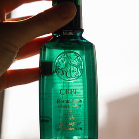 Am 3. März durfte Lovemark PR ein Press Lunch zur Lancierung der Eternal Curls Collection von Oribeorganisieren. Im Mittelpunkt des Events stand es, Locken zu feiern und zu zelebrieren – ihre natürliche Schönheit, Vielseitigkeit und die Bedeutung der richtigen Pflege und des passenden Stylings.
In einer inspirierenden Live-Demo zeigte Global Artist Jesús Rodriguez die Anwendung der neuen Produkte und teilte wertvolle Profi-Tipps, wie Locken definiert, gestylt und optimal gepflegt werden können. Für die Gäste war es eine großartige Gelegenheit, die Kollektion hautnah kennenzulernen und mehr über die Philosophie hinter der Linie zu erfahren.
Ein herzliches Dankeschön geht an Nuance Dining für die kulinarische Begleitung sowie an Stefanie Schäfer für die wunderschönen Blumenarrangements, die das Setup perfekt ergänzt haben.