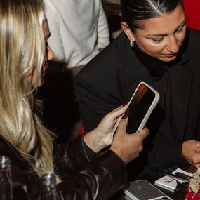 Für das erste Influencer-Event von DIARA Studios in Deutschland durften wir die Umsetzung übernehmen. Bei einem stilvollen gesetzten Lunch, hosted by Alexandra Seifert, wurden die funkelnden Schmuckstücke in exklusivem Rahmen präsentiert.
Unser Team verantwortete die Kooperation mit der Talent-Host, das komplette Guest Handling, das Location Scouting sowie die kreative Konzepterstellung. Zudem übernahmen wir das Content-Briefing, die Betreuung vor Ort und die finale Nachbereitung des Events.
Das Ergebnis: ein hochwertiges Markenerlebnis, das DIARA Studios eindrucksvoll im deutschen Markt positionierte.