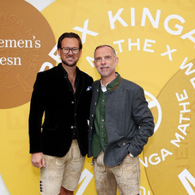 On Friday, September 26, 2025, designer Kinga Mathe and renowned jeweler Wempe hosted the first Gentlemen’s Wiesn. This special collaboration brings together two luminaries in their respective fields: Kinga Mathe, known for her exclusive traditional fashion with a modern twist, and Wempe, the epitome of fine watchmaking and exquisite jewelry from German manufacturers.
The event kicked off with a stylish get-together at the Wempe store, which provided the perfect setting for networking and getting in the mood before heading to the Käfer tent for a visit to the Wiesn.
Numerous guests gathered in the authentic Oktoberfest atmosphere, including well-known personalities such as actors Clemens Schick and Klaus Steinbacher (Oktoberfest 1900), GNTM winner 2025 Moritz Rüdiger and many more