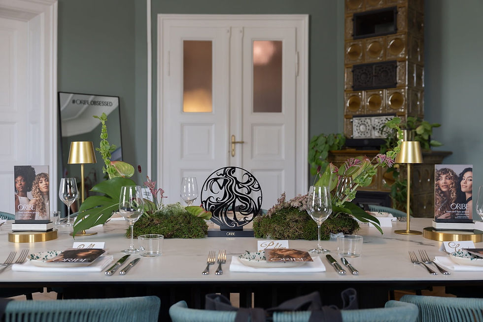 On March 3, Lovemark PR had the pleasure of organizing a press lunch celebrating the launch of the Eternal Curls Collection by Oribe. The event was dedicated to celebrating and embracing curls—highlighting their beauty, versatility, and the importance of the right care and styling.
During an inspiring live demonstration, Global Artist Jesús Rodriguez showcased how to use the new collection and shared expert tips on defining, styling, and caring for curls. It was a wonderful opportunity for guests to experience the products up close and learn more about the philosophy behind the line. A special thank you to Nuanz Dining for the exceptional culinary experience and to Stefanie Schäfer for the beautiful floral arrangements that perfectly complemented the atmosphere of the event.