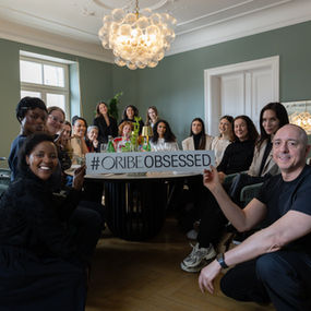 Am 3. März durfte Lovemark PR ein Press Lunch zur Lancierung der Eternal Curls Collection von Oribeorganisieren. Im Mittelpunkt des Events stand es, Locken zu feiern und zu zelebrieren – ihre natürliche Schönheit, Vielseitigkeit und die Bedeutung der richtigen Pflege und des passenden Stylings.
In einer inspirierenden Live-Demo zeigte Global Artist Jesús Rodriguez die Anwendung der neuen Produkte und teilte wertvolle Profi-Tipps, wie Locken definiert, gestylt und optimal gepflegt werden können. Für die Gäste war es eine großartige Gelegenheit, die Kollektion hautnah kennenzulernen und mehr über die Philosophie hinter der Linie zu erfahren.
Ein herzliches Dankeschön geht an Nuance Dining für die kulinarische Begleitung sowie an Stefanie Schäfer für die wunderschönen Blumenarrangements, die das Setup perfekt ergänzt haben.