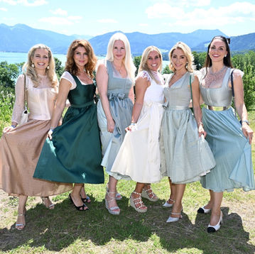 Zum dritten Mal fand am Sonntag dem, 29.06.2025 das legendäre Trachtenevent "Almauftrieb" als Sommer Edition im Gut Kaltenbrunn vor der wunderschönen Kulisse des Tegernsees statt.
Zu stimmungsvoller Musik von Haus- und Hofbands Sternthaler und Birkldobler und kulinarischen Highlights von Feinkost Käfer folgten die Gäste der Einladung von Kinga Mathe und Philipp Greffenius.
Im sommerlichen Ambiente feierten die Gäste in Tracht, darunter bekannte Namen wie, Influencer Sandro Cap, Ehepaar & Gastronomen Caterina und Peter Hubert, Socialite Sylwia Klose, Radiomoderator & DJ Felix Moese, Moderatorin Jenny Knäble, Moderatorin Neda Peemüller, Managerin & Influencerin Ann-Katrin Schmitz, Influencer Philip Schubert sowie Influencerin Farina Yari. Viele der Gäste wurden von Kinga Mathe mit der aktuellen Kollektion für den Anlass ausgestattet.