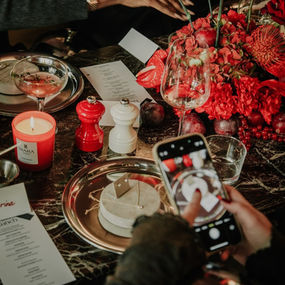 Für das erste Influencer-Event von DIARA Studios in Deutschland durften wir die Umsetzung übernehmen. Bei einem stilvollen gesetzten Lunch, hosted by Alexandra Seifert, wurden die funkelnden Schmuckstücke in exklusivem Rahmen präsentiert.
Unser Team verantwortete die Kooperation mit der Talent-Host, das komplette Guest Handling, das Location Scouting sowie die kreative Konzepterstellung. Zudem übernahmen wir das Content-Briefing, die Betreuung vor Ort und die finale Nachbereitung des Events.
Das Ergebnis: ein hochwertiges Markenerlebnis, das DIARA Studios eindrucksvoll im deutschen Markt positionierte.