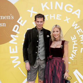 Am Freitag, den 26. September 2025, lud Designerin Kinga Mathe gemeinsam mit dem renommierten Juwelier Wempe zur ersten Gentlemen’s Wiesn ein. Bei dieser besonderen Zusammenarbeit vereinen sich zwei Koryphäen ihrer Branche: Kinga Mathe, bekannt für exklusive Trachtenmode mit modernem Anspruch, und Wempe, der Inbegriff für feine Uhrmacherkunst und edlen Schmuck aus deutscher Manufaktur.
Das Event startete mit einem stilvollen Get-Together im Wempe Store, das den perfekten Rahmen zum Netzwerken und Einstimmen bot, bevor es gemeinsam zum Wiesnbesuch ins Käferzelt ging.
Im authentischen Wiesn-Ambiente versammelten sich zahlreiche Gäste – unter ihnen bekannte Persönlichkeiten wie Schauspieler Clemens Schick und Klaus Steinbacher (Oktoberfest 1900), GNTM Gewinner 2025 Moritz Rüdiger u.v.m.