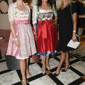 Mit einer kuratierten High Jewelry-Kollektion und zahlreichen Gästen aus Kultur, Wirtschaft und Politik feierte Tiffany & Co. Ende Juli die Salzburger Festspiele 2022. In Partnerschaft mit Claudia Gugger-Bessinger, Unternehmerin und Initiatorin der „Passauer Runde“, bat Sandra Mohsni, Vice President Tiffany & Co. Northern Europe, rund 70 exklusive Gäste zu einem Breakfast at Tiffany in das Hotel Sacher.
Zu den namhaften Persönlichkeiten zählten unter anderem Babette Albrecht, Prof. Dr. Augustinus Bader, Prof. Dr. Marion Kiechle, Direktorin Agnes Husslein, Luise Kinseher, Serge Dorny, Anita Müller und Marianne Wille. Mit Anita Rachvelishvili, Piotr Beczala und Erwin Schrott war zudem die Star-Besetzung von Giuseppe Verdis AIDA vor Ort. Höhepunkte der kuratierten Schmuckkollektion, die in Salzburg präsentiert wurde, waren neben einzigartigen Diamantkreationen und Design-Ikonen wie den Bone Cuff von Elsa Peretti die legendären Meisterwerke des Jean Schlumberger.