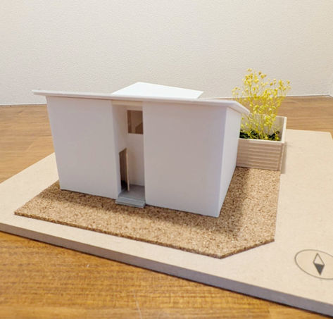 新築工事の建築模型。片流れ屋根の平屋住宅